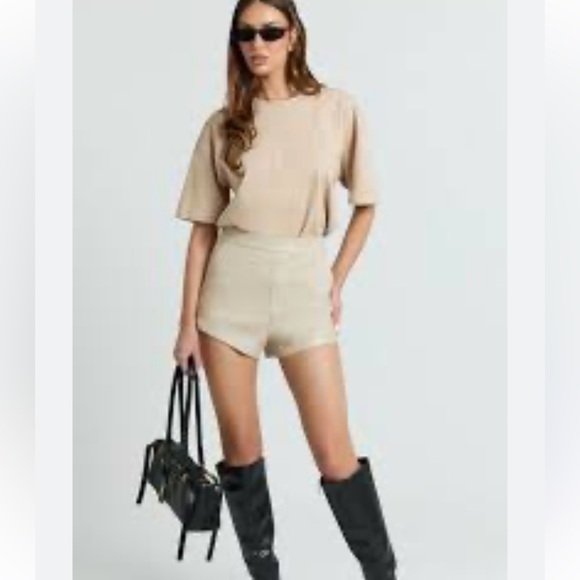 SHOWPO SHORTS - Picture 5 of 9